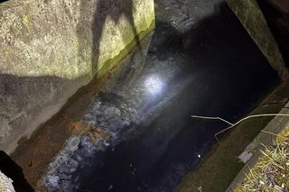 Woda w kolejnym potoku pod Krakowem zmieniła kolor. Interweniowali strażacy z grupy chemicznej