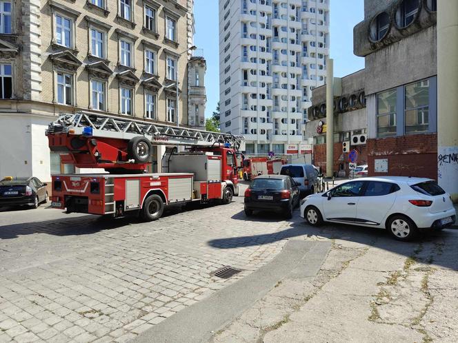 Pożar w centrum Wrocławia. Ogień objął część budynku na Manhattanie