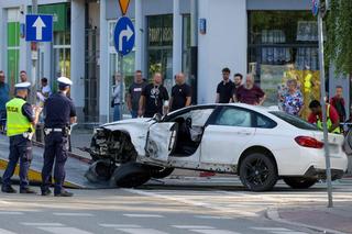 Wypadek na Mokotowie. BMW dachowało i wpadło w pieszych, jest wielu rannych 