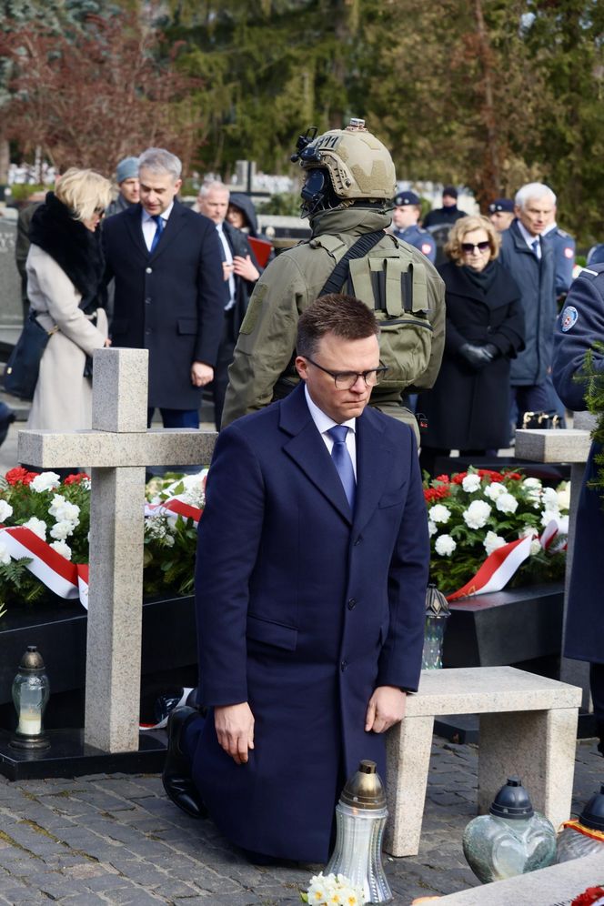 Joanna Racewicz ociera łzy przy grobie męża, pocieszyła ją Barbara Nowacka