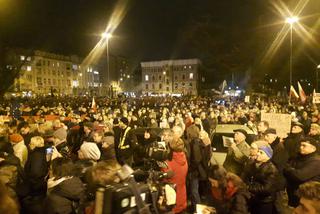 Tysiące łodzian na placu Dąbrowskiego na manifestacji ​przeciwko zmianom w sądownictwie [ZDJĘCIA, AUDIO]