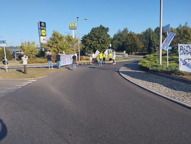 Protest górników w Jastrzębiu-Zdroju. Blokują kluczowe rondo i główne drogi