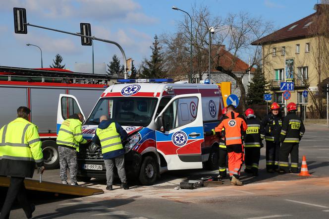 Zderzenie suzuki z karetką na sygnale na skrzyżowaniu Zamienieckiej z Ostrobramską