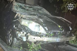 Żory. Nie zauważył ronda, bo patrzył w telefon! 18-latek dachował i cudem uniknął śmierci