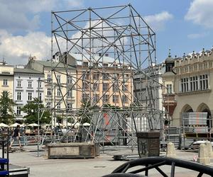 Kontrowersyjna budowa na Rynku Głównym w Krakowie. Mieszkańcy podzieleni