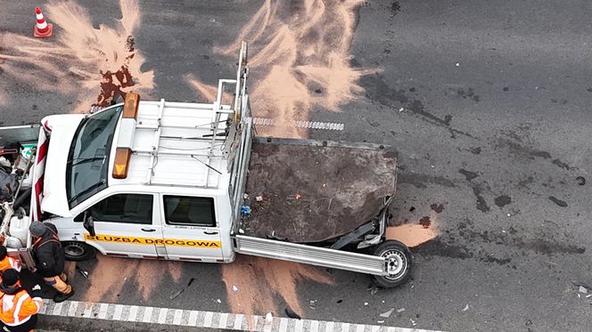 Wjechał Uberem prosto w drogowców. Są ranni