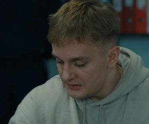Barwy szczęścia, odcinek 3186: Młody Szymański zabił ojca, bo nie miał wyjścia. Zostanie ukarany za lata poniewierania przez potwora? – ZDJĘCIA 
