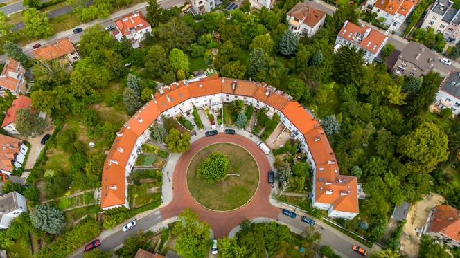 Warszawski Plac Słoneczny powstał jako zegar - godzinę miało pokazywać drzewo po środku. Zobacz zdjęcia małego osiedla