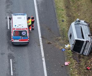 Wypadek busa na S7 pod Grójcem. 11 osób rannych, w akcji śmigłowiec LPR