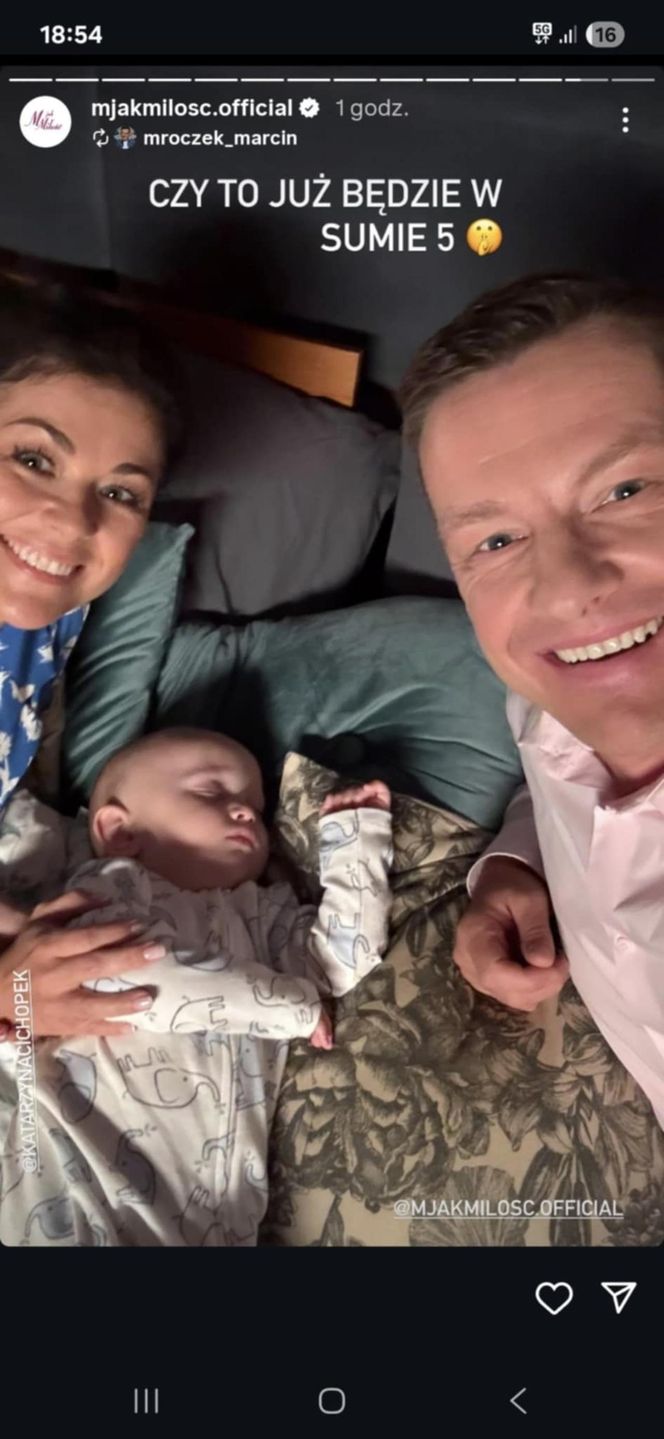 M jak miłość. Kinga (Katarzyna Cichopek), Piotrek (Marcin Mroczek), Antoś (Mark Myronenko) na planie