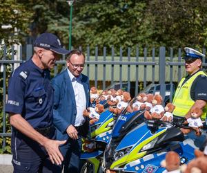 Pluszowe misie przekazane policji przez Rzecznika Praw Dziecka