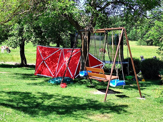 Na podwórku wciąż stoi parawan