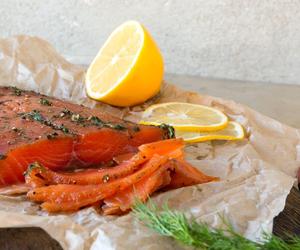 Łosoś gravlax z sosem jogurtowo-koperkowym. Zakochasz się w nim od pierwszego kęsa