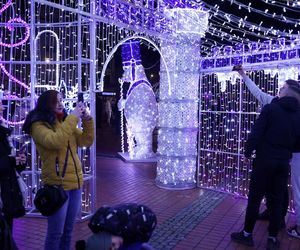 Bytomski rynek świeci się jak choinka. Gwiazda DeLoreana rozświetliła Bytomski Jarmark Świąteczny