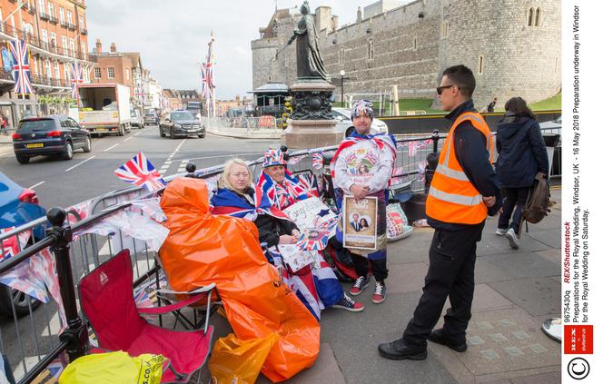 Tłumy przed zamkiem Windsor