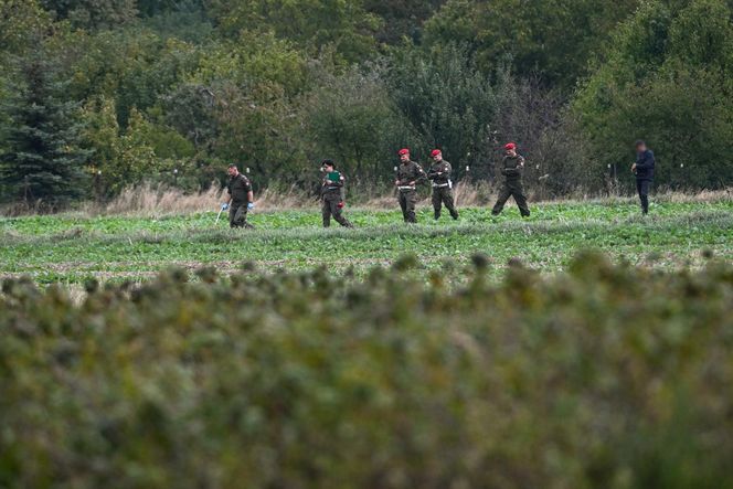 Służby pracują w Choinach w pow. świdnickim. Znaleziono tam szczątki rakiety