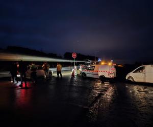 Ciężarówka wioząca śmigło wiatraka zahaczyła o wiadukt na S3