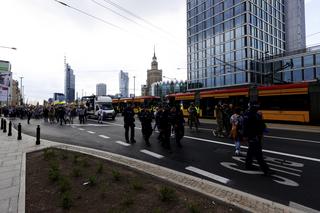 Strajk Kobiet na ulicach z czołgiem i traktorem. Demonstracja przeciwko wojnie