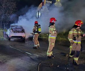 Na DK 63 auto stanęło w płomieniach po zderzeniu z innym samochodem