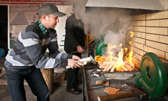 WYKUŁEM NAJWIĘKSZĄ SIEKIERĘ.
