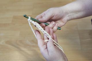 Instrukcja wykonania szydełkowej torebki DIY – krok 3.