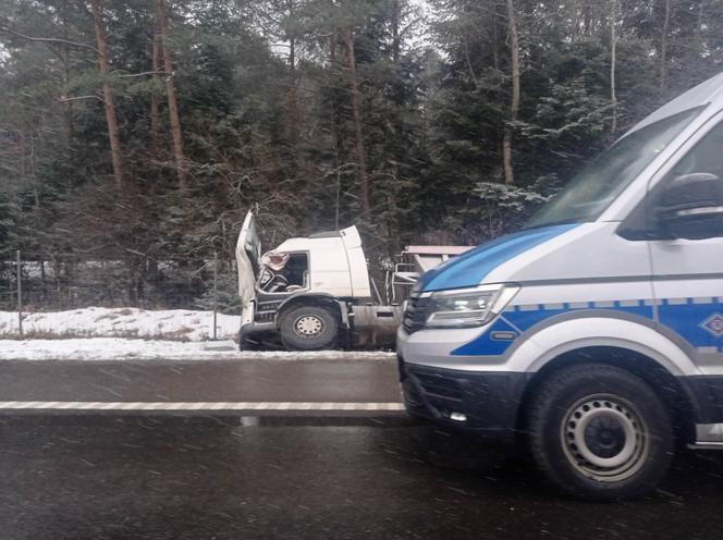 Wypadek na S7 w Barczy koło Kielc. Samochód ciężarowy wypadł z jezdni