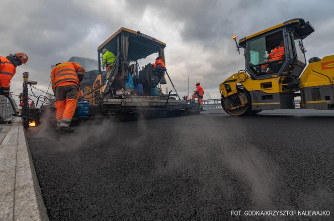 Układaniem betonowej nawierzchni zajmuje się specjalna maszyna