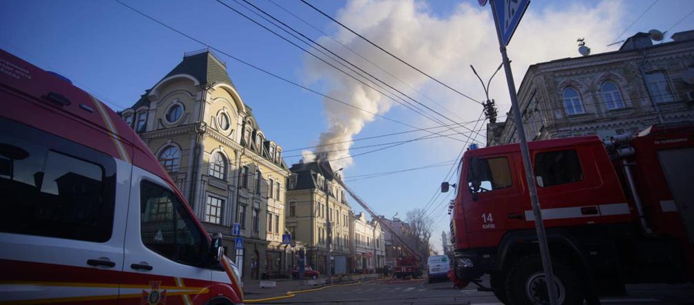 Wybuch i pożar w Kijowie. Zestrzelono wrogiego drona z materiałem wybuchowym [ZDJĘCIA]