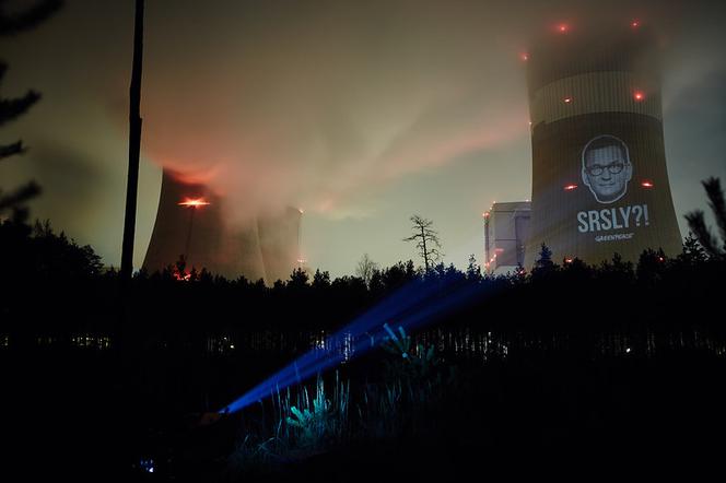 Greenpeace wyświetla portret premiera Morawieckiego na chłodni kominowej Elektrowni Bełchatów