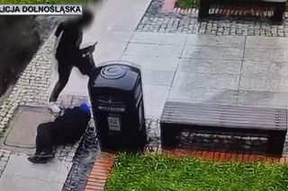 Bezczelna kradzież w biały dzień. 83-letnia kobieta przewrócona na chodnik