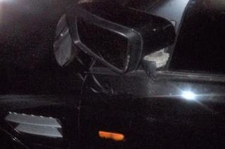 Wpadł w furię na widok... zaparkowanego samochodu. Land rover został poważnie uszkodzony