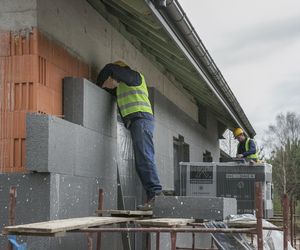 Barometr zawodów 2025. Brak pracowników w budownictwie - największy deficyt w podstawowych zawodach