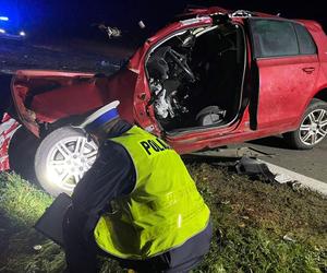 Śmiertelny wypadek pod Poddębicami! 45-latek zginął w zmasakrowanym volkswagenie [ZDJĘCIA]