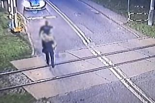 Wstrząsające nagranie pokazali policjanci z Mikołowa. 6-latek bawił się na torach, potem przejeżdża pociąg