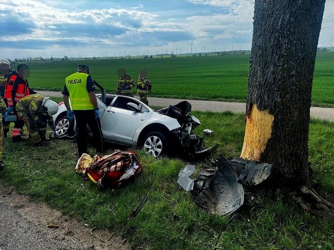 Huknęła oplem w drzewo. Wielu rannych, lądował śmigłowiec