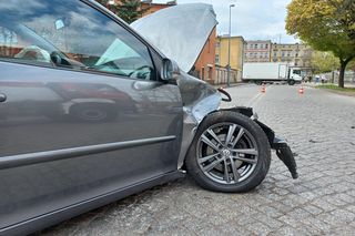 Kolizja na 17 Stycznia w Lesznie. Kierowca wymusił pierwszeństwo [ZDJĘCIA]