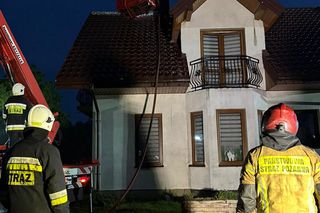 Dramatyczny pożar domu jednorodzinnego pod Sochaczewem. W środku byli ludzie!