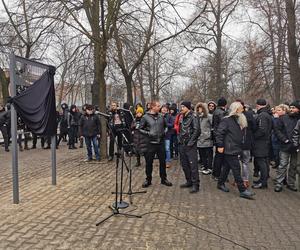 Przyjaciele i fani Romana Kostrzewskiego odsłonili tablicę pamiątkową w Bytomiu