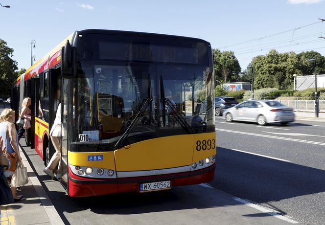 Paraliż w Warszawie po pożarze w metrze.