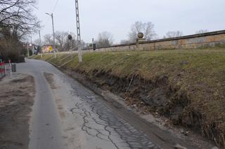 W rejonie ul. Emaus kierowcy rozjechali... wały przeciwpowodziowe [ZDJĘCIA, AUDIO]