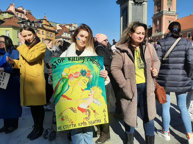 "Świecie, pomóż naszym dzieciom". Protest matek z Ukrainy przeszedł przez Warszawę