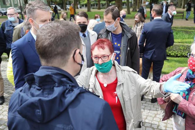Trzaskowski nie przestrzega rządowych obostrzeń
