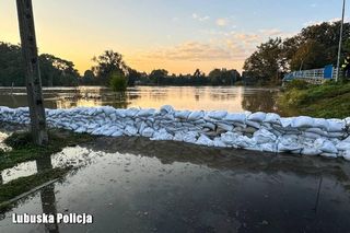 Powodzie w Polsce. Żagań: nocna ewakuacja mieszkańców nisko położonych ulic. Zamknięte mosty