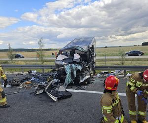 Tragedia na S7 pod Jędrzejowem. Cztery osoby zginęły w zderzeniu busa z ciągnikiem rolniczym [ZDJĘCIA].