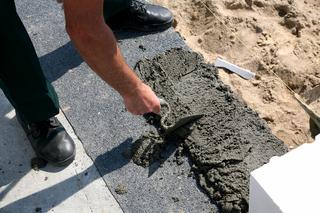 układanie bloczka na zaprawie cementowej - pierwsza warstwa