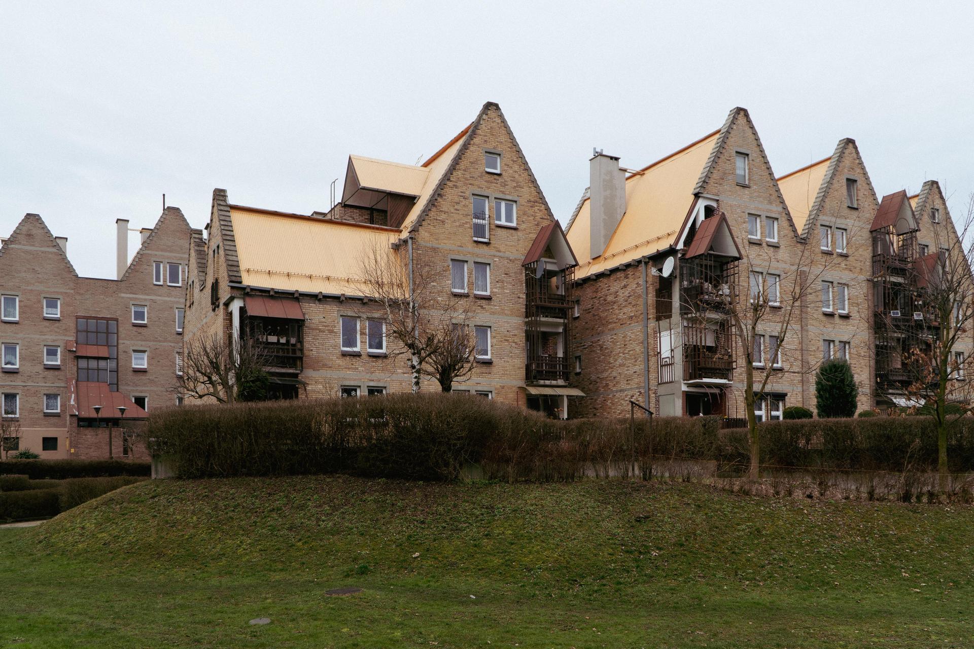 Osiedle Nad Jamną - zdjęcia. Zobacz wyjątkowe osiedle z wielkiej płyty; stoi pod Katowicami