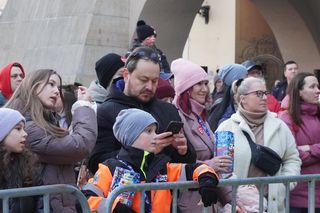 Na rynku w Tarnowie trwa koncert 33. Finału Wielkiej Orkiestry Świątecznej Pomocy. Tak bawią się mieszkańcy miasta