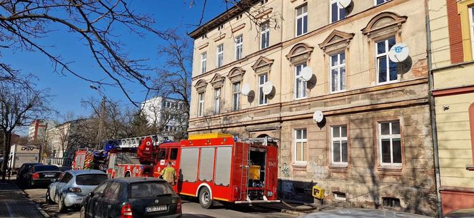 Tragiczny pożar w kamienicy w centrum Bydgoszczy. Strażacy wynieśli z mieszkania ciało mężczyzny 