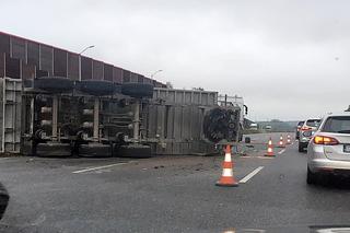 Wypadek na autostradzie A4. TIR wywrócił się na drogę po wypadku