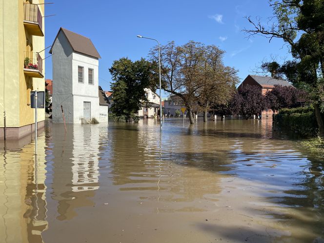 Lewin Brzeski nadal pod wodą